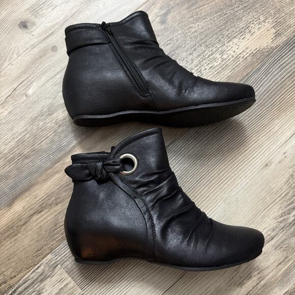 Baretraps Salie Gunmetal Faux Suede Ankle Booties Women’s 7.5 M NIB - Picture 3 of 3